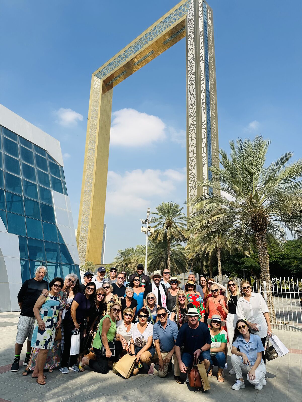 Grupo Rigue em frente ao Dubai Frame